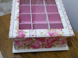 Caixa 1 gaveta e 1 compartimento superior, divisorias e tampa vidro rosa