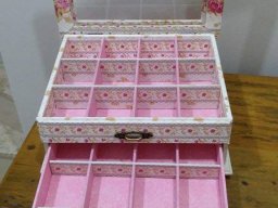 Caixa 1 gaveta e 1 compartimento superior, divisorias e tampa vidro rosa