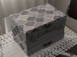 Caixa Esmalte Texto Perfurado